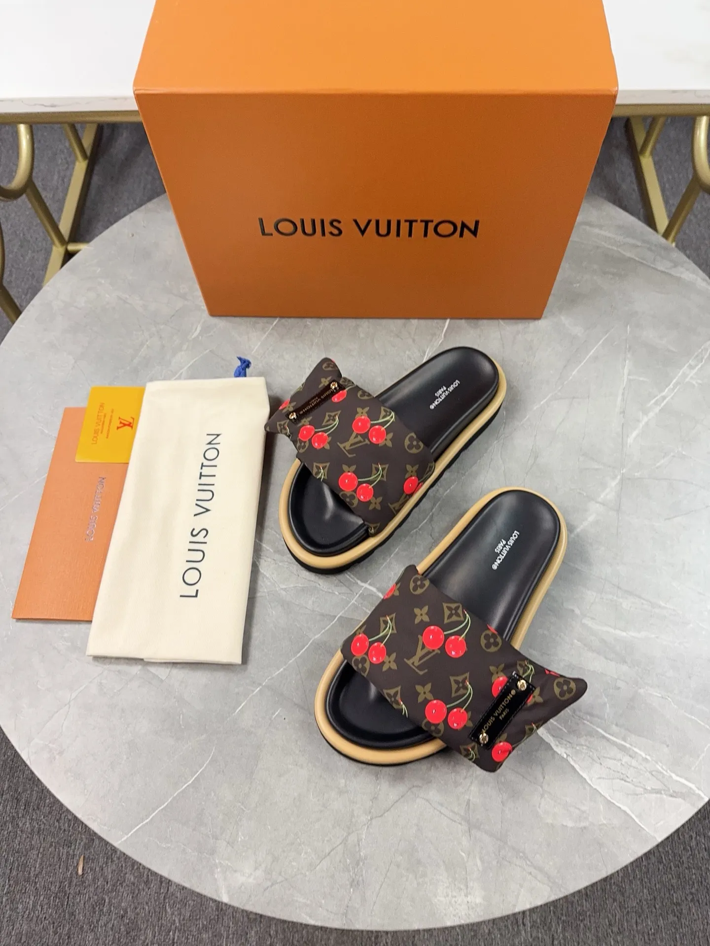 👟👟Ex-factory price 360👟👟 LV Donkey Brand L Family 2025 Hot Style Embossed Logo Embossed Sandals This Pool Pillow Comfort flat sandals are made of technical fabrics and use high-frequency embossing technology to reinterpret the Monogram pattern. Soft padded upper with adjustable Velcro, comfortable and tough insole adds harmonious colors ▪️Fabric: Original customized technical fabric ▪️Lining: soft sheepskin lining ▪️Sole: Original open-molded rubber foam outsole ▪️Size: 35-45